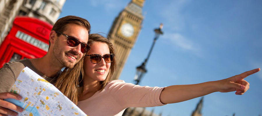 bigstock-Couple-of-tourists-in-London-h-37073230